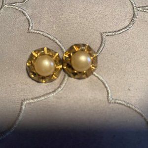 Vintage pearl buttons with gold color